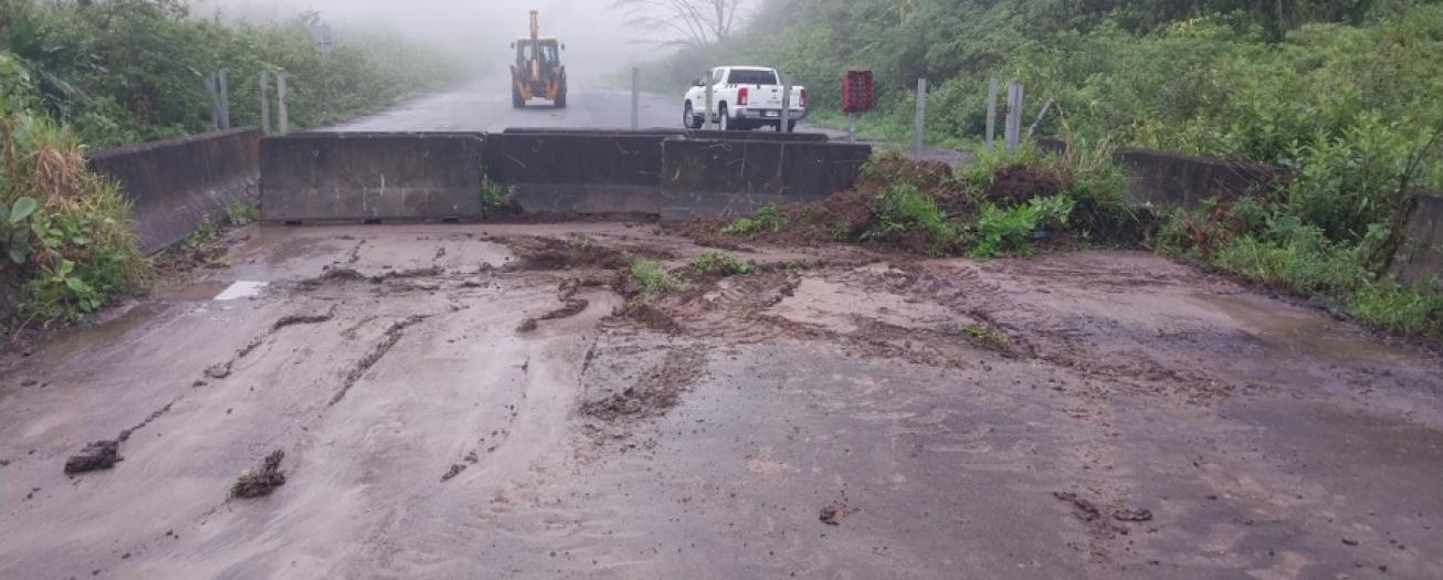 Paso por puente sobre río Tapezco permanece cerrado por seguridad