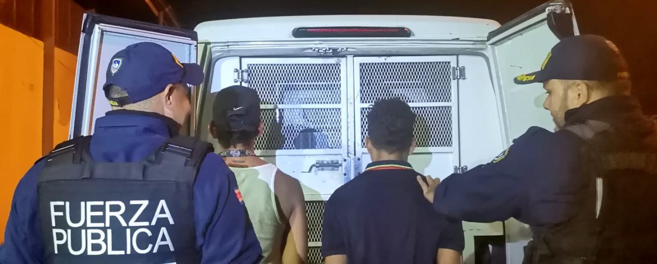 Intervención policial permitió detener a sujetos con droga, dinero, arma y motocicleta con chasis limado 