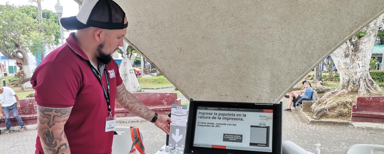 TSE explica a votantes de Grecia cómo emitir el voto electrónico