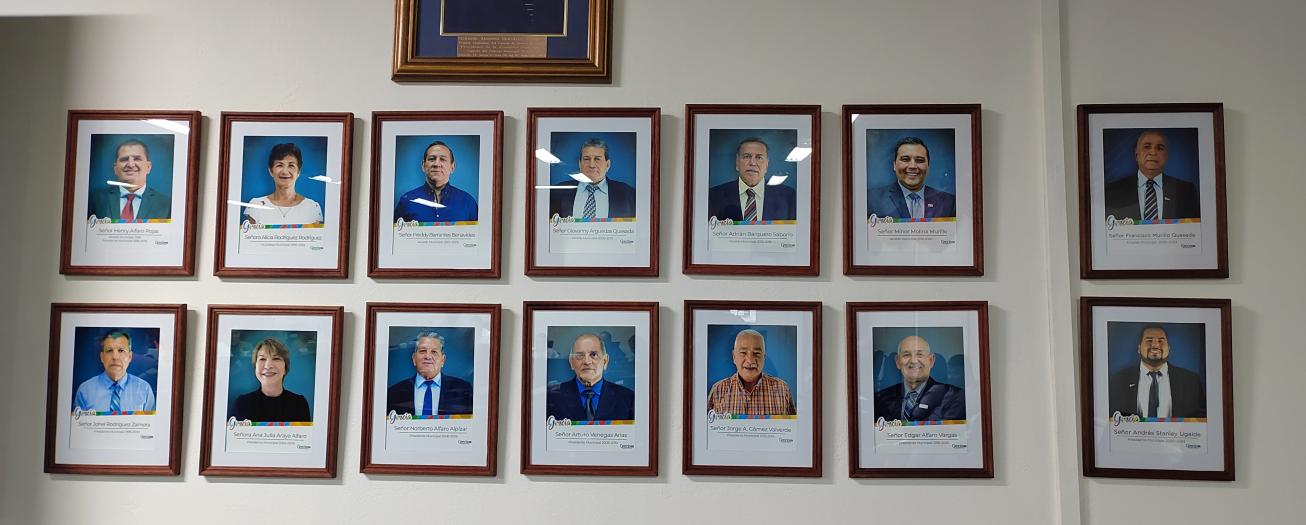 Retratos de exalcaldes y expresidentes municipales se van del salón de sesiones  